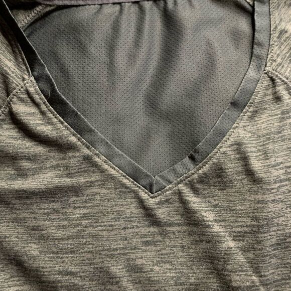 Workout yoga exercise jogging shirt with mesh inserts for cooling size medium - Picture 6 of 6